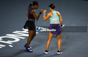 2023-10-29 - Jessica Pegula of the United States & Coco Gauff of the United States in action during the first round robin doubles match of the 2023 WTA Finals Cancun, WTA tennis tournament on October 29, 2023 in Cancun, Mexico - TENNIS - WTA FINALS CANCUN 2023 - INTERNATIONALS - TENNIS