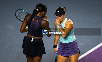 2023-10-29 - Jessica Pegula of the United States & Coco Gauff of the United States in action during the first round robin doubles match of the 2023 WTA Finals Cancun, WTA tennis tournament on October 29, 2023 in Cancun, Mexico - TENNIS - WTA FINALS CANCUN 2023 - INTERNATIONALS - TENNIS
