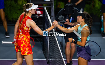 2023-10-29 - Elena Rybakina of Kazakhstan & Jessica Pegula of the United States in action during the first round robin match of the 2023 WTA Finals Cancun, WTA tennis tournament on October 29, 2023 in Cancun, Mexico - TENNIS - WTA FINALS CANCUN 2023 - INTERNATIONALS - TENNIS
