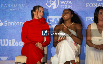 2023-10-27 - Iga Swiatek of Poland & Coco Gauff of the United States during the draw gala ahead of the 2023 WTA Finals Cancun, WTA tennis tournament on October 27, 2023 in Cancun, Mexico - TENNIS - WTA FINALS CANCUN 2023 - INTERNATIONALS - TENNIS