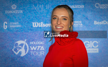 2023-10-27 - Iga Swiatek of Poland on the purple carpet at the draw gala ahead of the 2023 WTA Finals Cancun, WTA tennis tournament on October 27, 2023 in Cancun, Mexico - TENNIS - WTA FINALS CANCUN 2023 - INTERNATIONALS - TENNIS