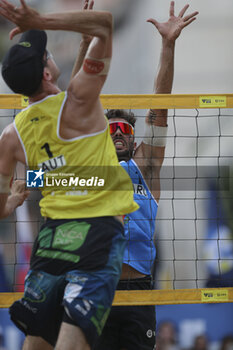 2023-07-02 - Leo Aveiro blocks a spike at the Beach Volley Pro Tour Messina - BEACH VOLLEY PRO TOUR (DAY4) - BEACH VOLLEY - VOLLEYBALL