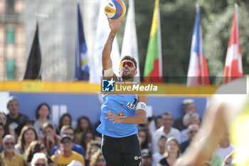 2023-07-02 - Leo Aveiro serves at the Beach Volley Pro Tour Messina - BEACH VOLLEY PRO TOUR (DAY4) - BEACH VOLLEY - VOLLEYBALL