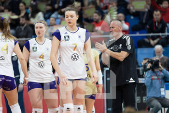 2023-02-08 - Head Coach with players of Volero Le Cannet - VERO VOLLEY MILANO VS VOLERO LE CANNET - CHAMPIONS LEAGUE WOMEN - VOLLEYBALL