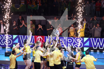 2023-05-20 - VakifBank Istanbul players raise the cup of victory - WOMEN'S SUPER FINALS 2023 - VAKIFBANK ISTANBUL VS ECZACIBASI DYNAVIT ISTANBUL - CHAMPIONS LEAGUE WOMEN - VOLLEYBALL