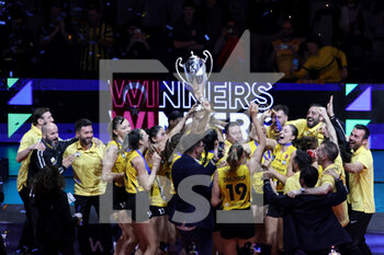 2023-05-20 - VakifBank Istanbul players raise the cup of victory - WOMEN'S SUPER FINALS 2023 - VAKIFBANK ISTANBUL VS ECZACIBASI DYNAVIT ISTANBUL - CHAMPIONS LEAGUE WOMEN - VOLLEYBALL