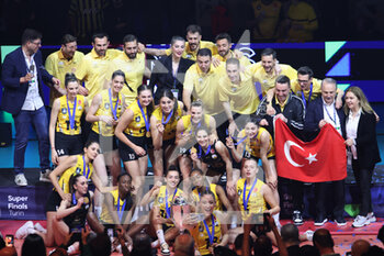 2023-05-20 - VakifBank Istanbul players celebrates the  victory with the team - WOMEN'S SUPER FINALS 2023 - VAKIFBANK ISTANBUL VS ECZACIBASI DYNAVIT ISTANBUL - CHAMPIONS LEAGUE WOMEN - VOLLEYBALL