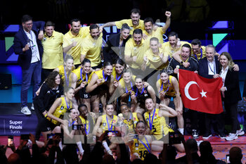 2023-05-20 - VakifBank Istanbul players celebrates the  victory - WOMEN'S SUPER FINALS 2023 - VAKIFBANK ISTANBUL VS ECZACIBASI DYNAVIT ISTANBUL - CHAMPIONS LEAGUE WOMEN - VOLLEYBALL