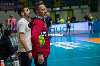 2023-12-06 - Head Coach Francois Salvagni (Mulhouse Alsace) during CEV Champions League Women 2024 match between Allianz VV Milano and Mulhouse Alsace at Opiquad Arena, Monza, Italy on December 6, 2023 - ALLIANZ VV MILANO VS VOLLEY MULHOUSE ALSACE - CHAMPIONS LEAGUE WOMEN - VOLLEYBALL