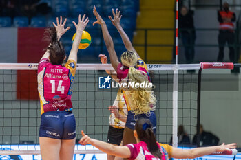 2023-12-06 - Monster block of Dana Rettke (Allianz VV Milano) during CEV Champions League Women 2024 match between Allianz VV Milano and Mulhouse Alsace at Opiquad Arena, Monza, Italy on December 6, 2023 - ALLIANZ VV MILANO VS VOLLEY MULHOUSE ALSACE - CHAMPIONS LEAGUE WOMEN - VOLLEYBALL
