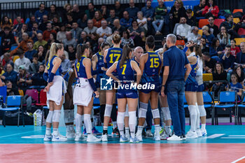 2023-11-29 - Head Coach Massimo Barbolini (Savino Del Bene Scandicci) and Scandicci players during time out - SAVINO DEL BENE SCANDICCI VS ECZACIBASI DYNAVIT ISTANBUL - CHAMPIONS LEAGUE WOMEN - VOLLEYBALL