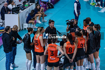 2023-11-29 - Head Coach Ferhat AKBAS (Eczacibasi Dynavit Istanbul) and players during time out - SAVINO DEL BENE SCANDICCI VS ECZACIBASI DYNAVIT ISTANBUL - CHAMPIONS LEAGUE WOMEN - VOLLEYBALL