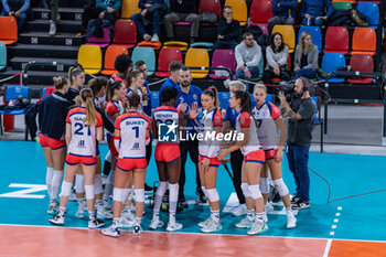 2023-12-06 - Head Coach Ioannis Athanasopoulos (Vasas Obuda Budapest) and players during time out - SAVINO DEL BENE SCANDICCI VS VASAS OBUDA BUDAPEST - CHAMPIONS LEAGUE WOMEN - VOLLEYBALL