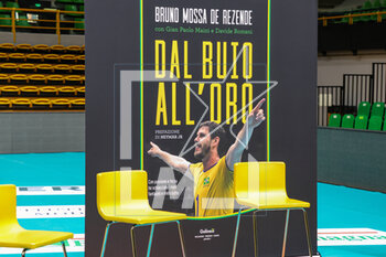 2023-04-27 - “Dal buio all’oro” at PalaPanini in Modena (Italy) on 27th of April 2023. Edit by Rizzoli. - BRUNO MOSSA DE REZENDE PRESENTS HIS BOOK 