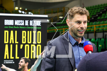 2023-04-27 - Bruno Mossa De Rezende interviewed by Sky Sport during “Dal buio all’oro” book presentation at PalaPanini in Modena (Italy) on 27th of April 2023. Edit by Rizzoli. - BRUNO MOSSA DE REZENDE PRESENTS HIS BOOK 