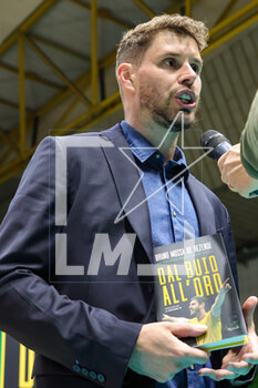 2023-04-27 - Bruno Mossa De Rezende get on is book “Dal buio all’oro” book presentation at PalaPanini in Modena (Italy) on 27th of April 2023. Edit by Rizzoli. - BRUNO MOSSA DE REZENDE PRESENTS HIS BOOK 