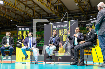 2023-04-27 - Davide Romani,Gian Paolo Maini,Bruno Mossa De Rezende and Earvin Ngapeth talk about the book during “Dal buio all’oro” book presentation at PalaPanini in Modena (Italy) on 27th of April 2023. Edit by Rizzoli. - BRUNO MOSSA DE REZENDE PRESENTS HIS BOOK 