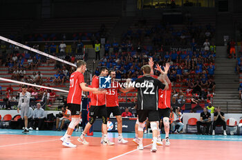 03/09/2023 - Switzerland's team cheers after scoring a point - ESTONIA VS SWITZERLAND - EUROVOLLEY MEN - VOLLEY