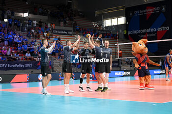 04/09/2023 - Estonia's players take to the volleyball court - SERBIA VS ESTONIA - EUROVOLLEY MEN - VOLLEY