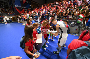 2023-09-04 - Italy's Romano Yuri #16 among the fans at the end of the match - ITALY VS SWITZERLAND - CEV EUROVOLLEY MEN - VOLLEYBALL