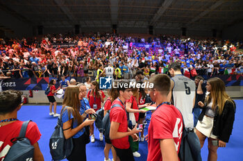 2023-09-04 - Italy's players among the fans at the end of the match - ITALY VS SWITZERLAND - CEV EUROVOLLEY MEN - VOLLEYBALL
