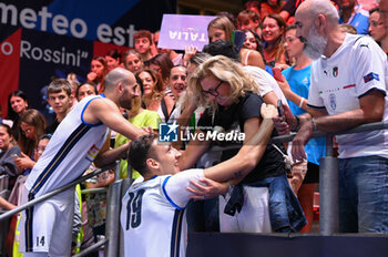 2023-09-04 - Italy's players among the fans at the end of the match - ITALY VS SWITZERLAND - CEV EUROVOLLEY MEN - VOLLEYBALL