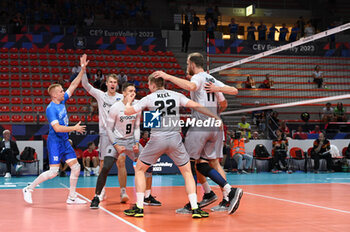 05/09/2023 - Estonia's team rejoices after a point - BELGIUM VS ESTONIA - EUROVOLLEY MEN - VOLLEY