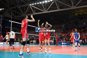 2023-09-05 - Serbia's team cheer at the end of the match - GERMANY VS SERBIA - CEV EUROVOLLEY MEN - VOLLEYBALL