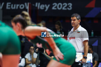 2023-08-17 - Lorenzo Micelli Head Coach of Bulgaria looks on during CEV EuroVolley 2023 women Final Round Pool B volleyball match between Bosnia-Herzegovina and Bulgaria at Arena di Monza, Monza, Italy on August 17, 2023 - CEV EUROVOLLEY 2023 - WOMEN - BOSNIA & HERZEGOVINA VS BULGARIA - INTERNATIONALS - VOLLEYBALL