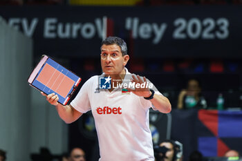 2023-08-17 - Lorenzo Micelli Head Coach of Bulgaria reacts during CEV EuroVolley 2023 women Final Round Pool B volleyball match between Bosnia-Herzegovina and Bulgaria at Arena di Monza, Monza, Italy on August 17, 2023 - CEV EUROVOLLEY 2023 - WOMEN - BOSNIA & HERZEGOVINA VS BULGARIA - INTERNATIONALS - VOLLEYBALL