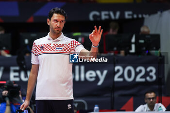 2023-08-17 - Akbas Ferhat Head Coach of Croatia gestures during CEV EuroVolley 2023 women Final Round Pool B volleyball match between Romania and Croatia at Arena di Monza, Monza, Italy on August 17, 2023 - CEV EUROVOLLEY 2023 - WOMEN - ROMANIA VS CROATIA - INTERNATIONALS - VOLLEYBALL