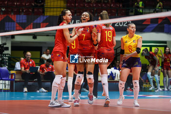 2023-08-17 - Romania players celebrate during CEV EuroVolley 2023 women Final Round Pool B volleyball match between Romania and Croatia at Arena di Monza, Monza, Italy on August 17, 2023 - CEV EUROVOLLEY 2023 - WOMEN - ROMANIA VS CROATIA - INTERNATIONALS - VOLLEYBALL