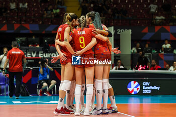 2023-08-17 - Romania players celebrate during CEV EuroVolley 2023 women Final Round Pool B volleyball match between Romania and Croatia at Arena di Monza, Monza, Italy on August 17, 2023 - CEV EUROVOLLEY 2023 - WOMEN - ROMANIA VS CROATIA - INTERNATIONALS - VOLLEYBALL