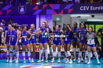 2023-08-18 - Itay team look on during CEV EuroVolley 2023 women Final Round Pool B volleyball match between Italy and Zwitzerland at Arena di Monza, Monza, Italy on August 18, 2023 - CEV EUROVOLLEY 2023 - WOMEN - ITALY VS SWITZERLAND - INTERNATIONALS - VOLLEYBALL