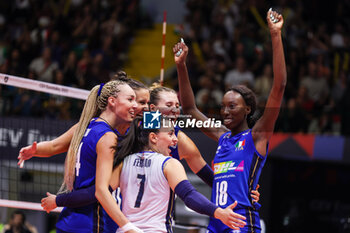 2023-08-18 - Paola Ogechi Egonu #18 of Italy celebrates with her teammates during CEV EuroVolley 2023 women Final Round Pool B volleyball match between Italy and Zwitzerland at Arena di Monza, Monza, Italy on August 18, 2023 - CEV EUROVOLLEY 2023 - WOMEN - ITALY VS SWITZERLAND - INTERNATIONALS - VOLLEYBALL