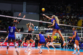 2023-08-18 - Elena Pietrini #14 of Italy seen in action during CEV EuroVolley 2023 women Final Round Pool B volleyball match between Italy and Zwitzerland at Arena di Monza, Monza, Italy on August 18, 2023 - CEV EUROVOLLEY 2023 - WOMEN - ITALY VS SWITZERLAND - INTERNATIONALS - VOLLEYBALL