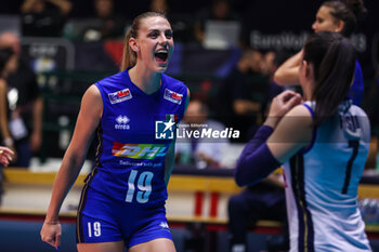 2023-08-18 - Federica Squarcini #19 of Italy looks on during CEV EuroVolley 2023 women Final Round Pool B volleyball match between Italy and Zwitzerland at Arena di Monza, Monza, Italy on August 18, 2023 - CEV EUROVOLLEY 2023 - WOMEN - ITALY VS SWITZERLAND - INTERNATIONALS - VOLLEYBALL