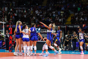 2023-08-18 - Itay players celebrate the victory at the end of the match during CEV EuroVolley 2023 women Final Round Pool B volleyball match between Italy and Zwitzerland at Arena di Monza, Monza, Italy on August 18, 2023 - CEV EUROVOLLEY 2023 - WOMEN - ITALY VS SWITZERLAND - INTERNATIONALS - VOLLEYBALL
