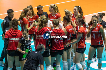 2023-08-19 - Players of Switzerland during time out - CEV EUROVOLLEY 2023 - WOMEN - ROMANIA VS SWITZERLAND - INTERNATIONALS - VOLLEYBALL