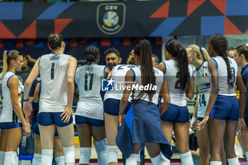 2023-08-19 - Head coach MAZZANTI Davide (Italy) and Italy players during time out - CEV EUROVOLLEY 2023 - WOMEN - BULGARIA VS ITALY - INTERNATIONALS - VOLLEYBALL