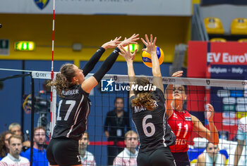 2023-08-21 - Julie Lengweiler of Switzerland and Madlaina Matter of Switzerland blocking a ball during CEV EuroVolley 2023 match between Croatia and Switzerland on 21 August 2023 at Pala Gianni Asti, Turin Italy. Photo Nderim KACELI - CEV EUROVOLLEY 2023 - WOMEN - CROATIA VS SWITZERLAND - INTERNATIONALS - VOLLEYBALL