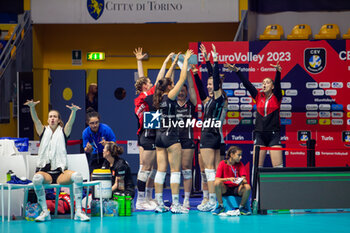 2023-08-21 - Swiss team during CEV EuroVolley 2023 match between Croatia and Switzerland on 21 August 2023 at Pala Gianni Asti, Turin Italy. Photo Nderim KACELI - CEV EUROVOLLEY 2023 - WOMEN - CROATIA VS SWITZERLAND - INTERNATIONALS - VOLLEYBALL