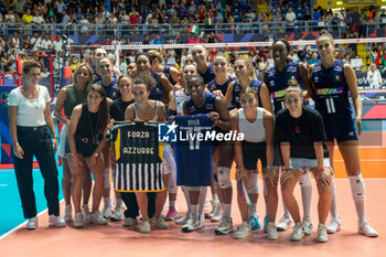 2023-08-22 - Happiness of Italy players with football players Juventus women - CEV EUROVOLLEY 2023 - WOMEN - ITALY VS BOSNIA & HERZEGOVINA - INTERNATIONALS - VOLLEYBALL