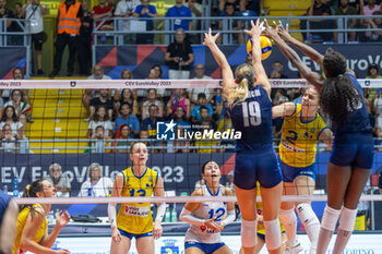 2023-08-22 - Monster block of EGONU Paola (Italy) and SQUARCINI Federica (Italy) - CEV EUROVOLLEY 2023 - WOMEN - ITALY VS BOSNIA & HERZEGOVINA - INTERNATIONALS - VOLLEYBALL