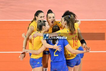 2023-08-26 - Players of Romania celebrate - CEV EUROVOLLEY 2023 - WOMEN - EIGHT FINAL - FRANCE VS ROMANIA - INTERNATIONALS - VOLLEYBALL