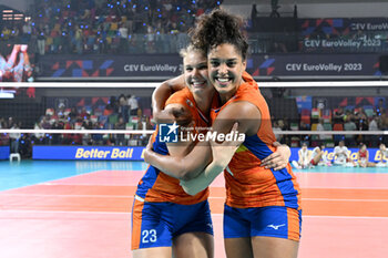 2023-08-29 - Eline Timmerman of The Netherlands and Celeste Plak of The Netherlands celebrate the victory - CEV EUROVOLLEY 2023 - WOMEN - QUARTER FINAL - THE NETHERLANDS VS BULGARIA - INTERNATIONALS - VOLLEYBALL
