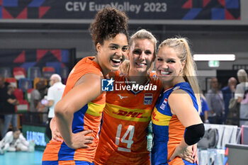 2023-08-29 - Celeste Plak of The Netherlands, Laura Dijkema of The Netherlands and Kirsten Knip of The Netherlands celebrate the victory - CEV EUROVOLLEY 2023 - WOMEN - QUARTER FINAL - THE NETHERLANDS VS BULGARIA - INTERNATIONALS - VOLLEYBALL
