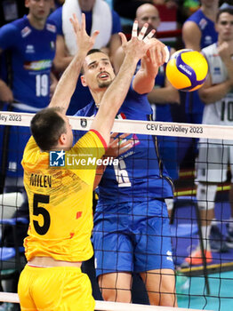 2023-09-09 - Italy's Simone Giannelli in action - EIGHT FINAL - ITALY VS NORTH MACEDONIA - CEV EUROVOLLEY MEN - VOLLEYBALL