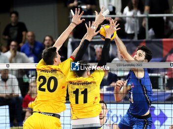 2023-09-09 - Italy's Daniele Lavia in action against North Macedonia's Filip Despotovski - EIGHT FINAL - ITALY VS NORTH MACEDONIA - CEV EUROVOLLEY MEN - VOLLEYBALL