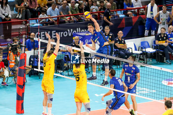 2023-09-09 - Italy's Yuri Romano in action - EIGHT FINAL - ITALY VS NORTH MACEDONIA - CEV EUROVOLLEY MEN - VOLLEYBALL